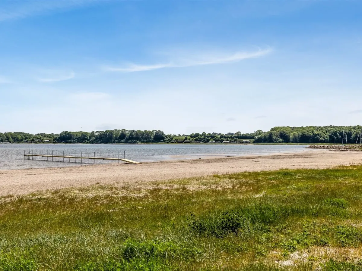 Hejlsminde Strand med badebro og lavt, børnevenligt vand