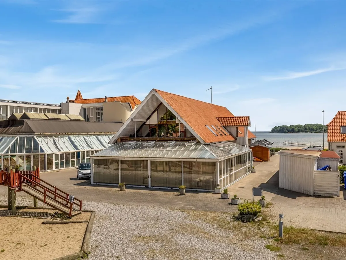 Ejendommen set udefra med Hejlsminde Nor i baggrunden