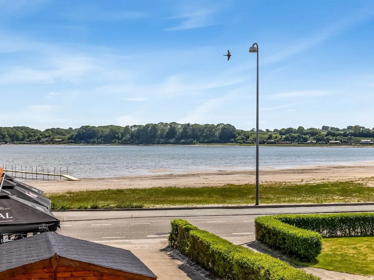 Stranden og vandet set fra lejligheden