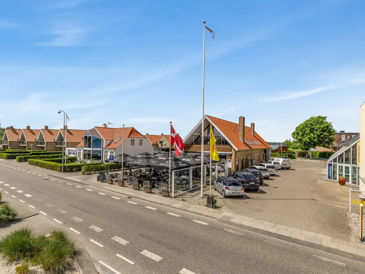 Hejlsminde by med restaurant og Dannebrog