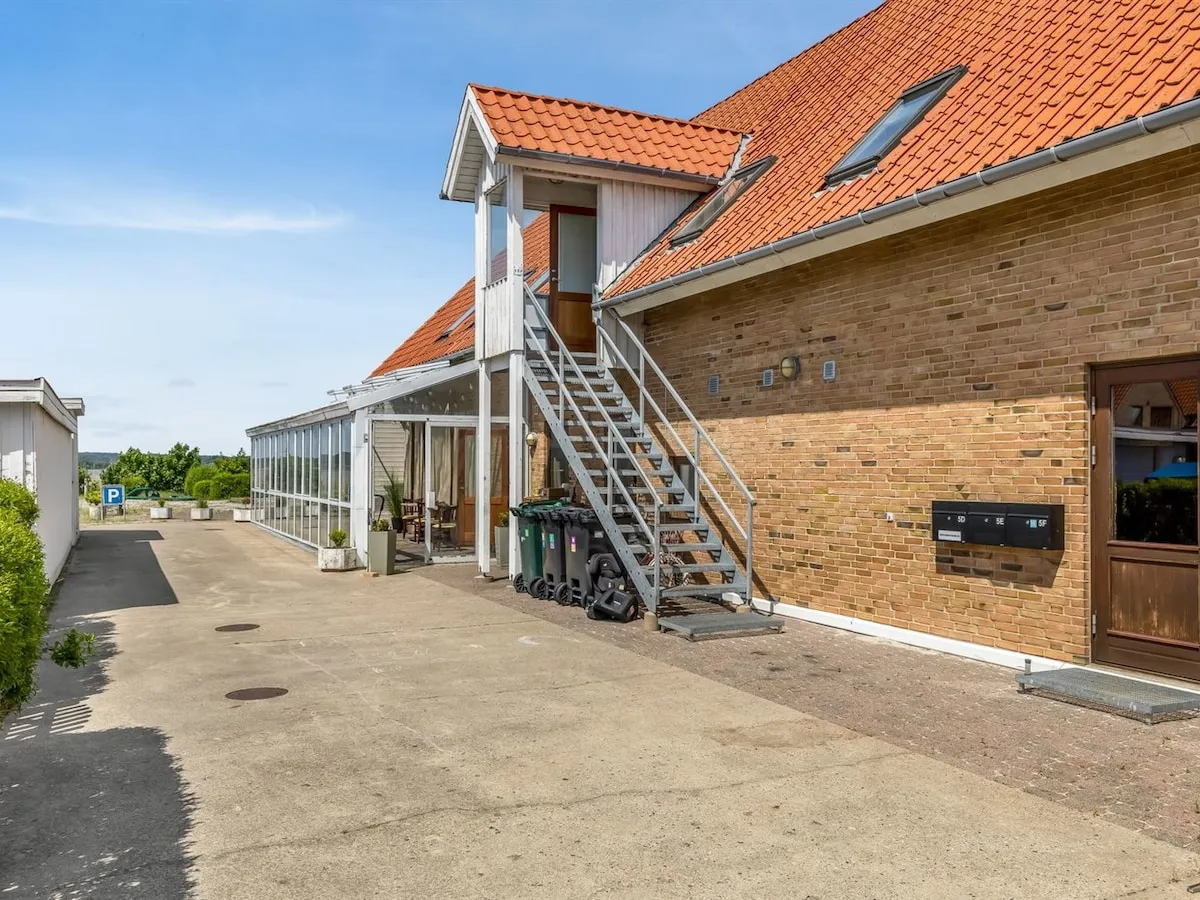 Indgangen til lejligheden på første sal via udvendig trappe